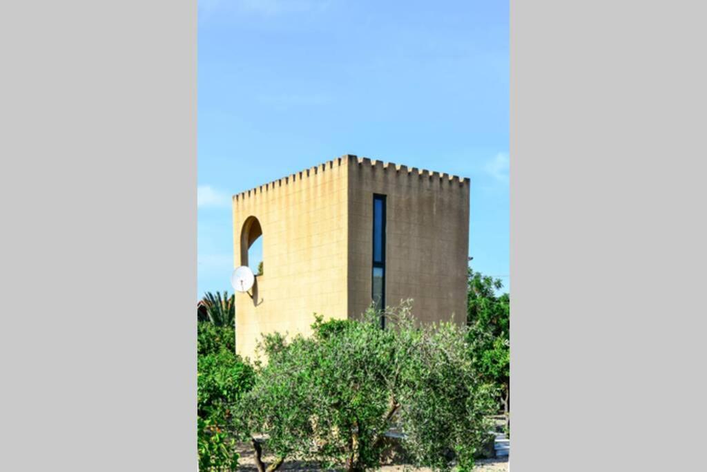 הוילה יאליסוס The Tower With The Orange Tree Garden מראה חיצוני תמונה