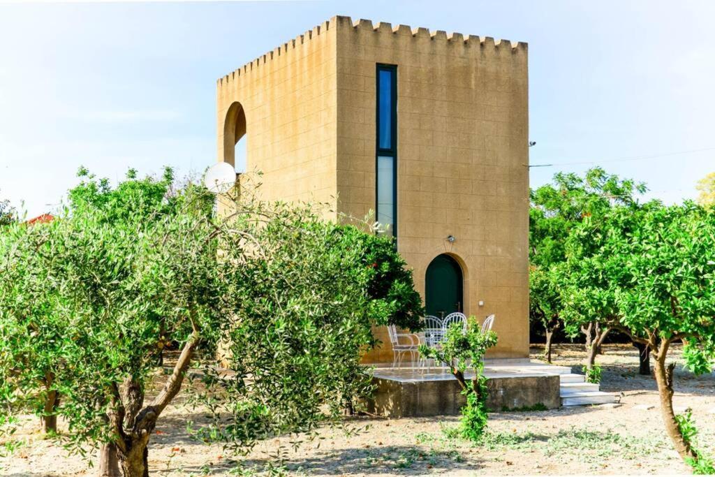 הוילה יאליסוס The Tower With The Orange Tree Garden מראה חיצוני תמונה