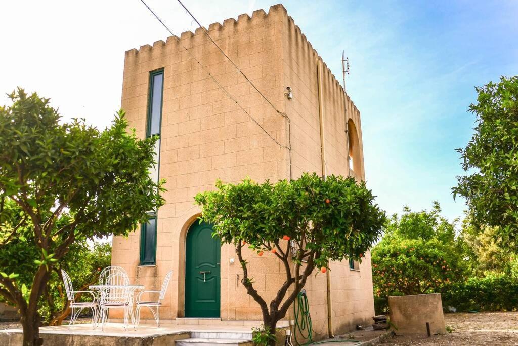 הוילה יאליסוס The Tower With The Orange Tree Garden מראה חיצוני תמונה