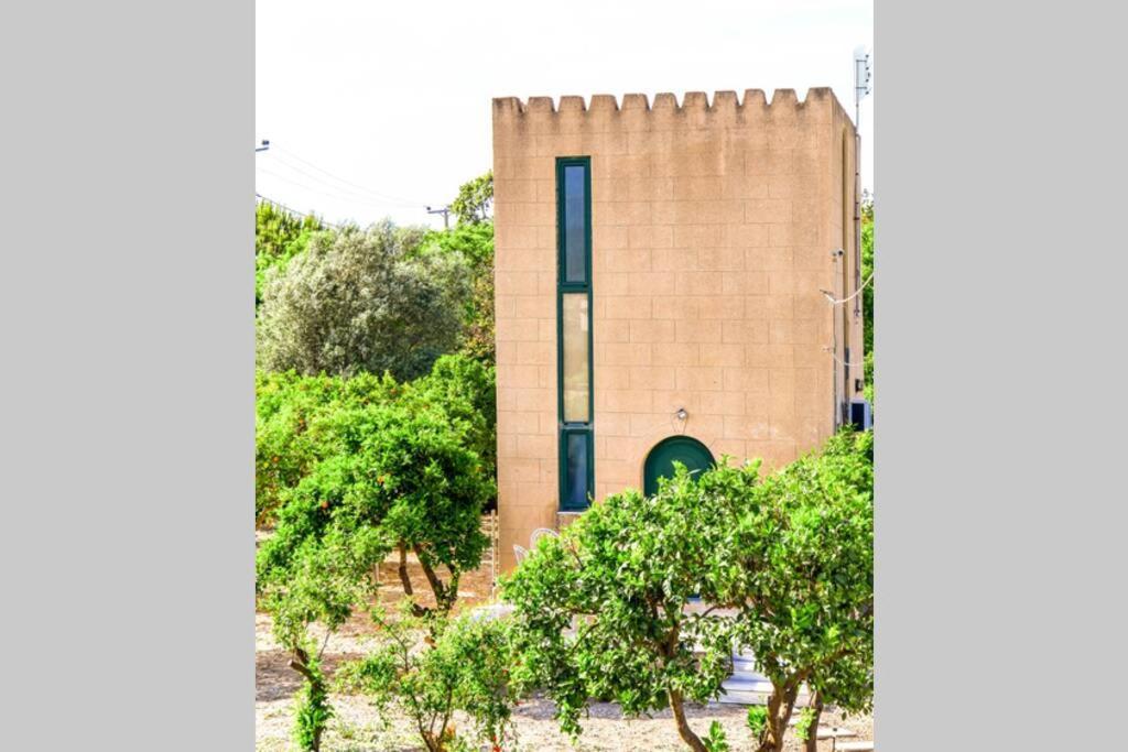 הוילה יאליסוס The Tower With The Orange Tree Garden מראה חיצוני תמונה