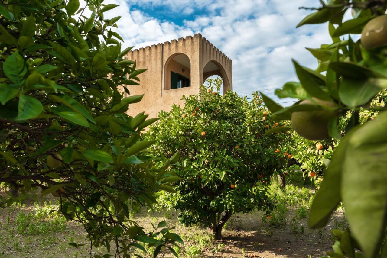 הוילה יאליסוס The Tower With The Orange Tree Garden מראה חיצוני תמונה