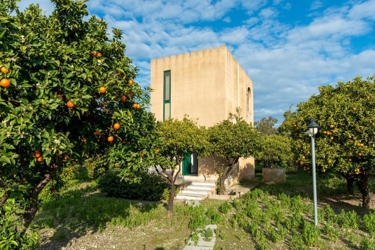 הוילה יאליסוס The Tower With The Orange Tree Garden מראה חיצוני תמונה